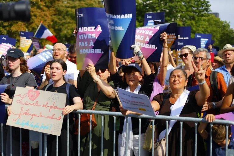 Manifestation à Paris : près de 4 000 personnes contre la loi sur la fin de vie.