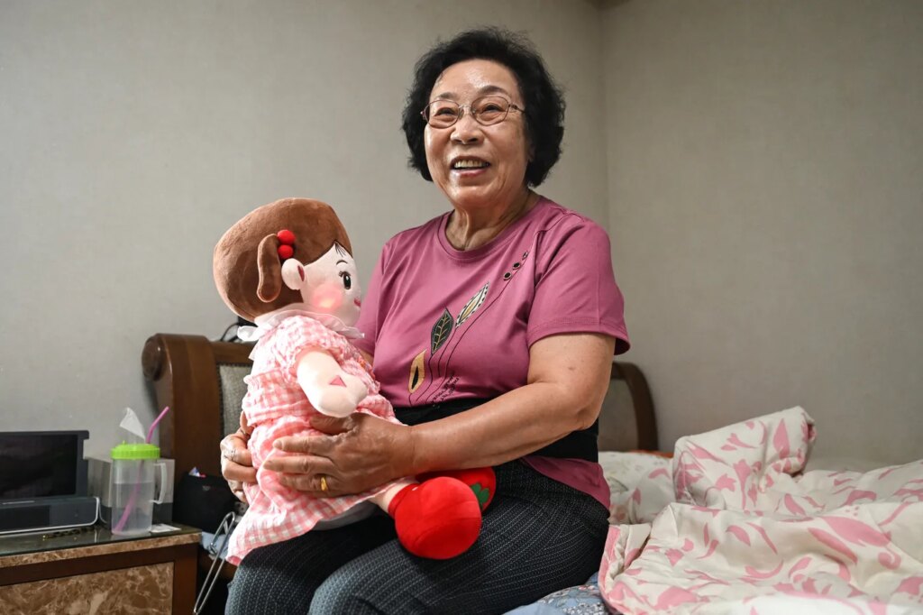 Des poupées dotées de l’IA accompagnent les seniors en Corée du Sud pour le soutien quotidien.