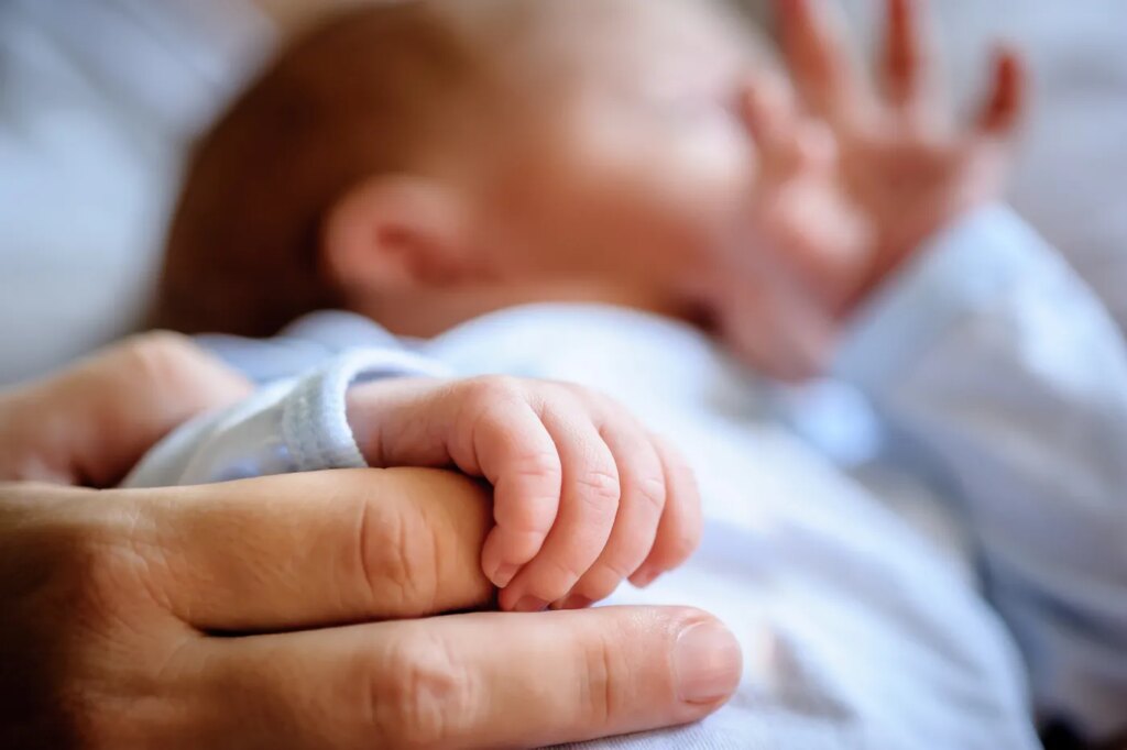 Congé de naissance et petits colis : changements au 1er juillet pour les familles en France