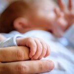 Congé de naissance et petits colis : changements au 1er juillet pour les familles en France