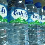 Volvic condamnée pour greenwashing sur ses bouteilles 100 % recyclables et neutres en carbone.