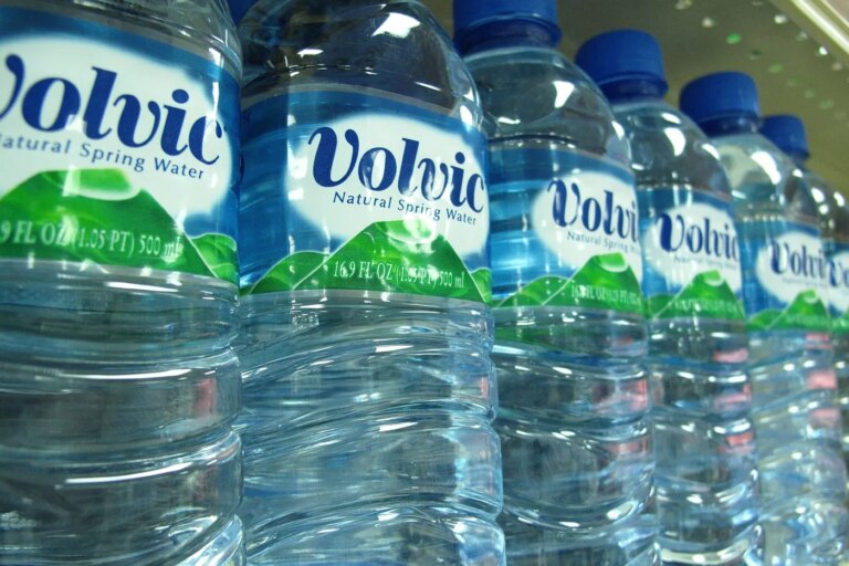 Volvic condamnée pour greenwashing sur ses bouteilles 100 % recyclables et neutres en carbone.