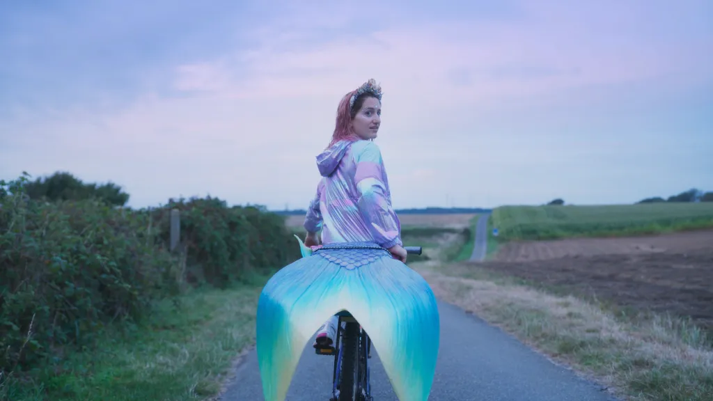 Aloïse Sauvage incarne une sirène ouvrière pour Miss Mermaid, un rôle engagé.