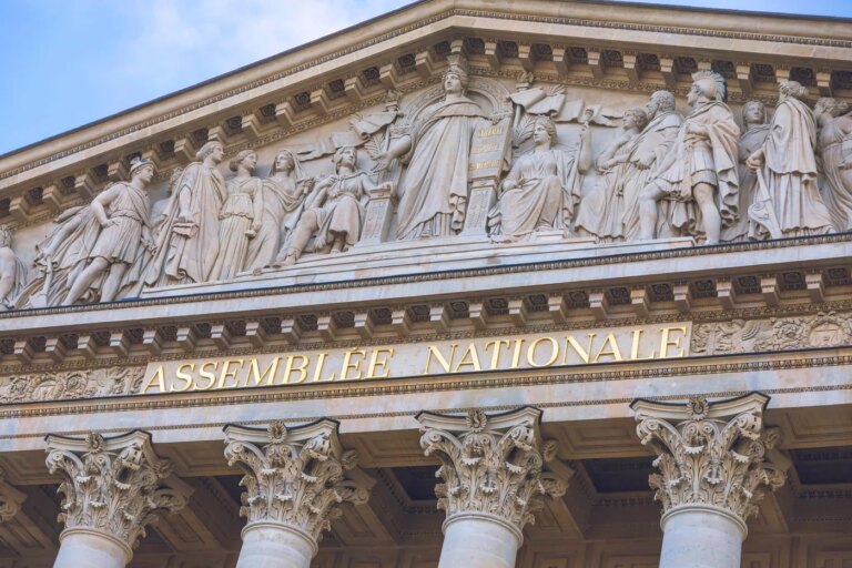 Fin de vie : Mgr Ulrich appelle à renoncer ; Yaël Braun Pivet salue les débats conclusifs