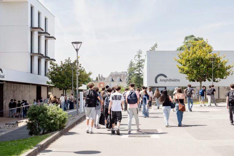 Les lycéens de seconde en France auront une heure d’enseignement d’IA par semaine.