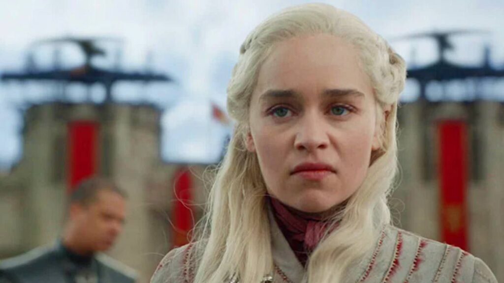 Emilia Clarke critique le traitement de son personnage dans Game of Thrones
