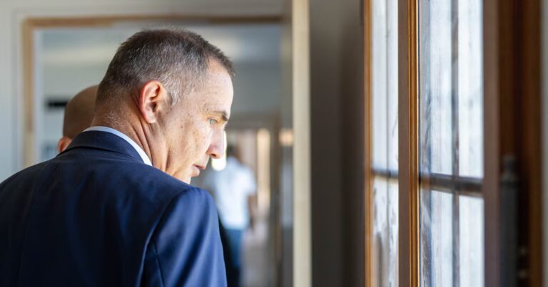 Gilles Simeoni plaide pour l’autonomie de la Corse à l’Assemblée nationale française.