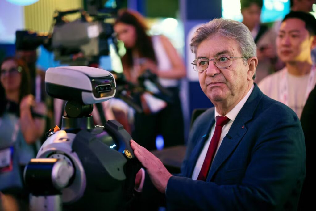 Mélenchon, Le Pen, Philippe et Attal débattent de l’IA à VivaTech, tensions palpables.