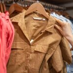 La marque X annonce l’ouverture de 50 nouveaux magasins malgré la crise du prêt-à-porter.