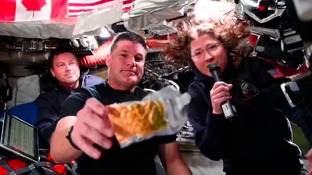 Les astronautes de la mission Artemis consomment des aliments spécifiques en orbite.
