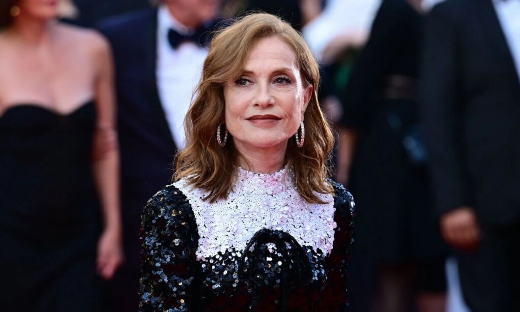 Isabelle Huppert adopte une robe à imprimé romantique, symbole de l’élégance française.