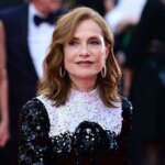 Isabelle Huppert adopte une robe à imprimé romantique, symbole de l’élégance française.