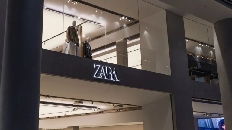 Zara propose une robe courte à bretelles adaptée aux fortes températures estivales.