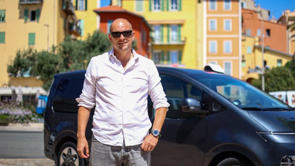 Le président des taxis de Menton évoque tensions sur VTC et bornes électriques.
