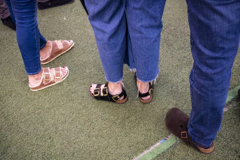 La compatibilité des Birkenstock en open space durant la canicule examinée par des experts.