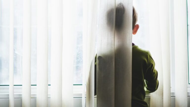 Comment une psychologue aide les enfants à distinguer bons et mauvais secrets
