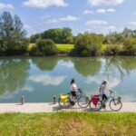 Découverte de la Charente à vélo : itinéraire entre Angoulême et Rochefort le long du fleuve.