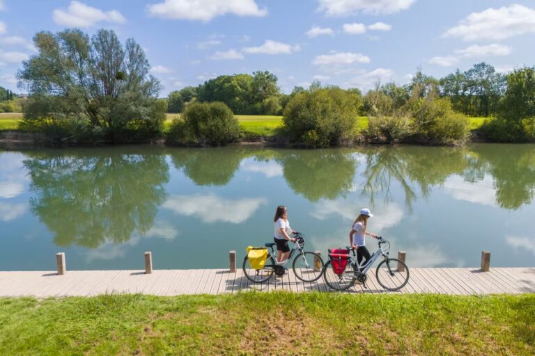 Découverte de la Charente à vélo : itinéraire entre Angoulême et Rochefort le long du fleuve.