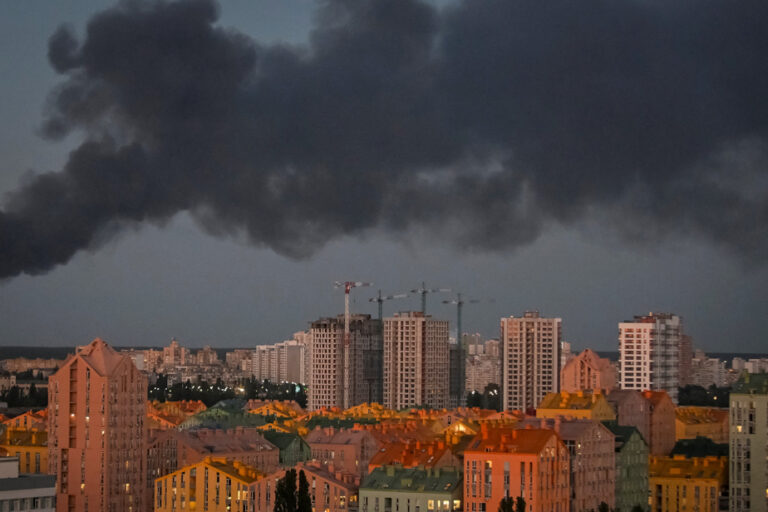 Kyiv subit une attaque de missiles, des infrastructures touchées et des sirènes d’alerte déclenchées.