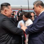 Kim Jong-un et Xi Jinping discutent des relations bilatérales en Corée du Nord.