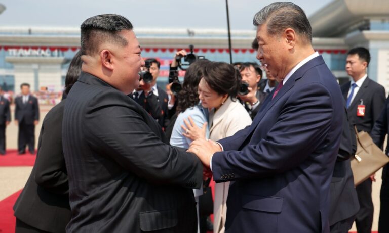 Kim Jong-un et Xi Jinping discutent des relations bilatérales en Corée du Nord.