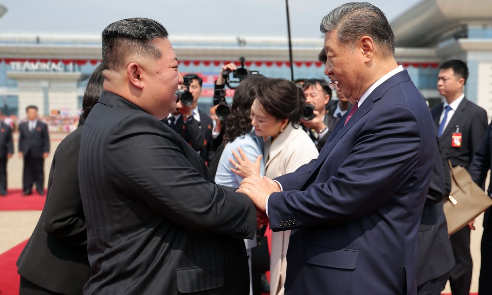 Kim Jong-un et Xi Jinping discutent des relations bilatérales en Corée du Nord.