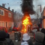 Émeutes en Irlande du Nord suite à une attaque au couteau dans un quartier populaire.