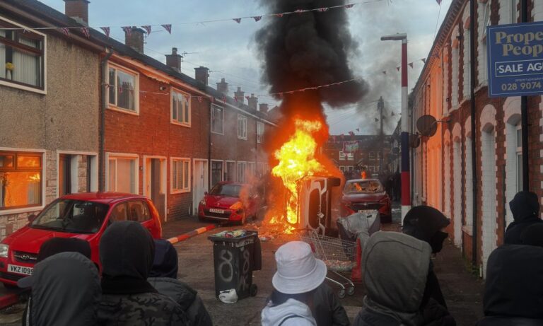Émeutes en Irlande du Nord suite à une attaque au couteau dans un quartier populaire.