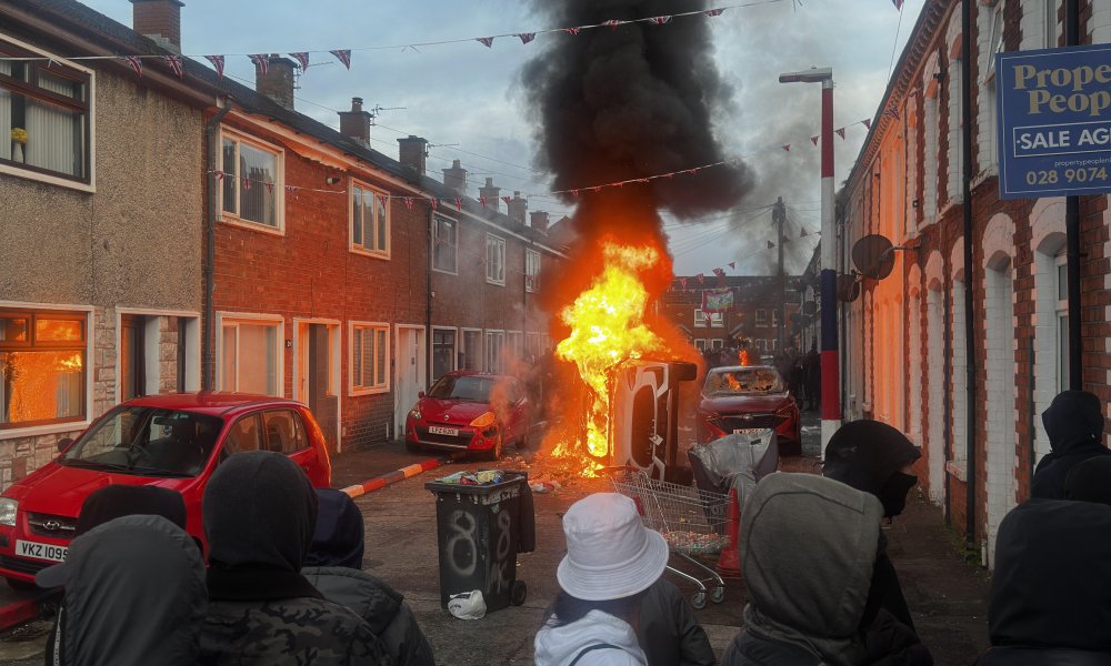 Émeutes en Irlande du Nord suite à une attaque au couteau dans un quartier populaire.