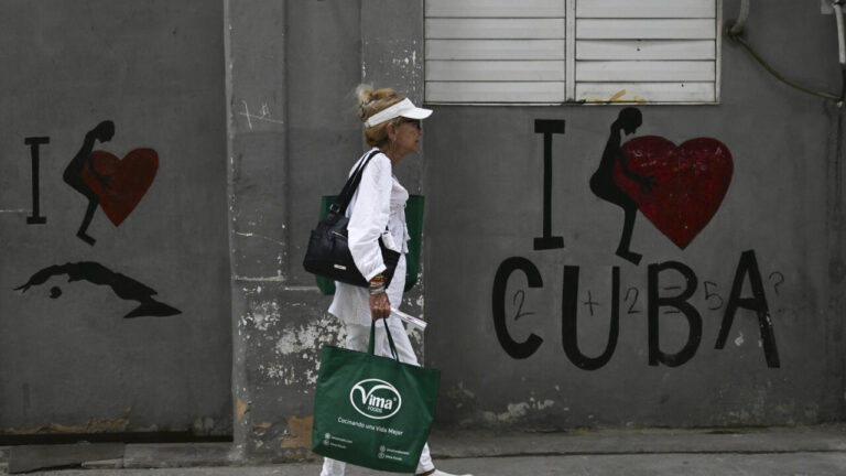 Cuba adopte des réformes pour favoriser l’économie de marché et attirer des investissements étrangers.