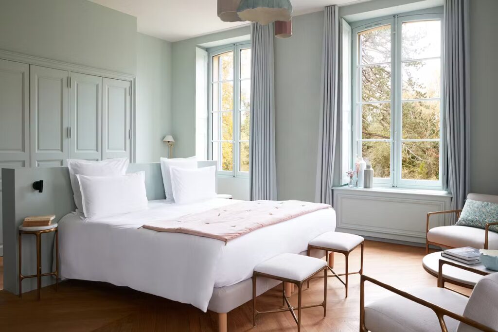 Un week-end au Domaine de Primard, ancienne résidence de Catherine Deneuve, analysé.