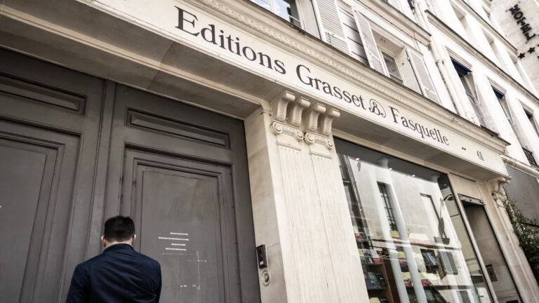 Séisme chez Grasset : plus de 300 auteurs réclament une clause de conscience
