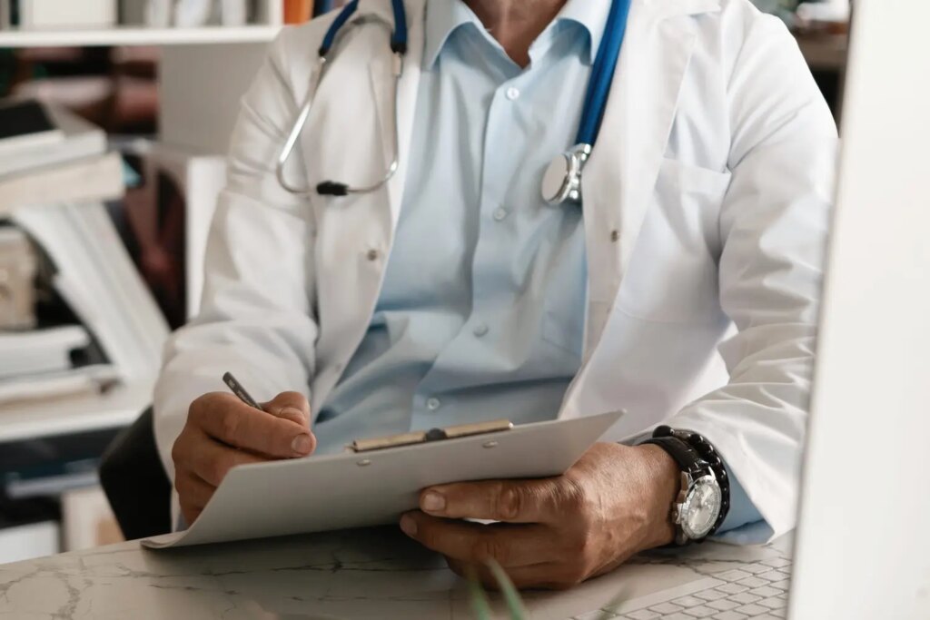 Médecin généraliste dans le Gers, une rémunération mensuelle de 7 300 € après 11 ans d’exercice.