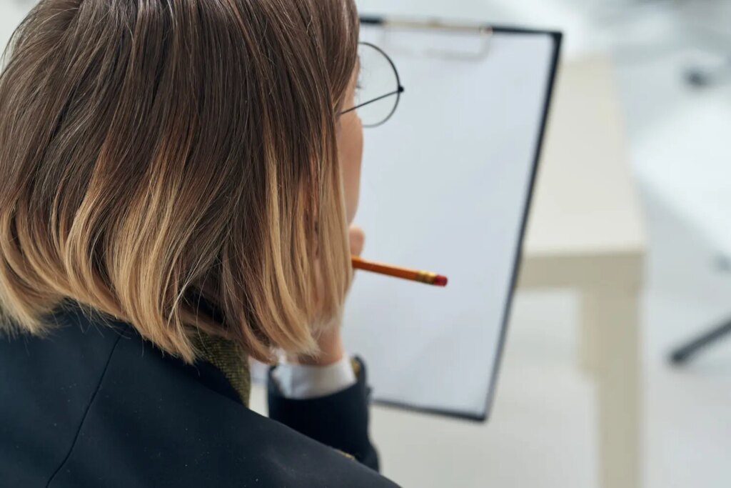 Marianne, ancienne employée remplacée par une IA, se reconvertit avec succès dans un nouveau métier.
