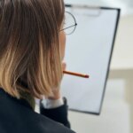 Marianne, ancienne employée remplacée par une IA, se reconvertit avec succès dans un nouveau métier.