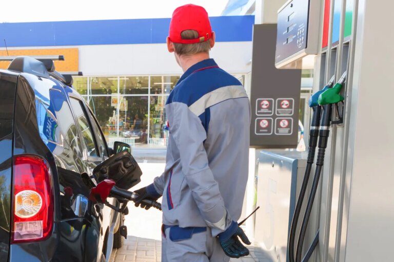 Salaire d’un pompiste en France : dépenses mensuelles et reste à vivre analysés