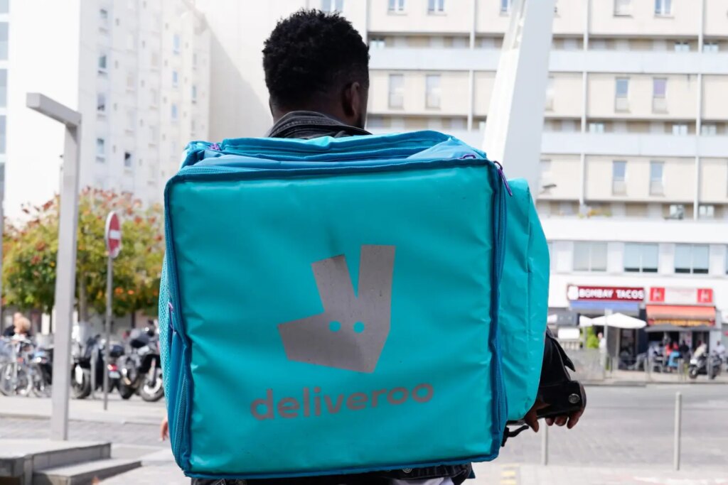 Paris : Un livreur Deliveroo réalise 1 100 € de chiffre d’affaires, reste à déterminer ses revenus nets