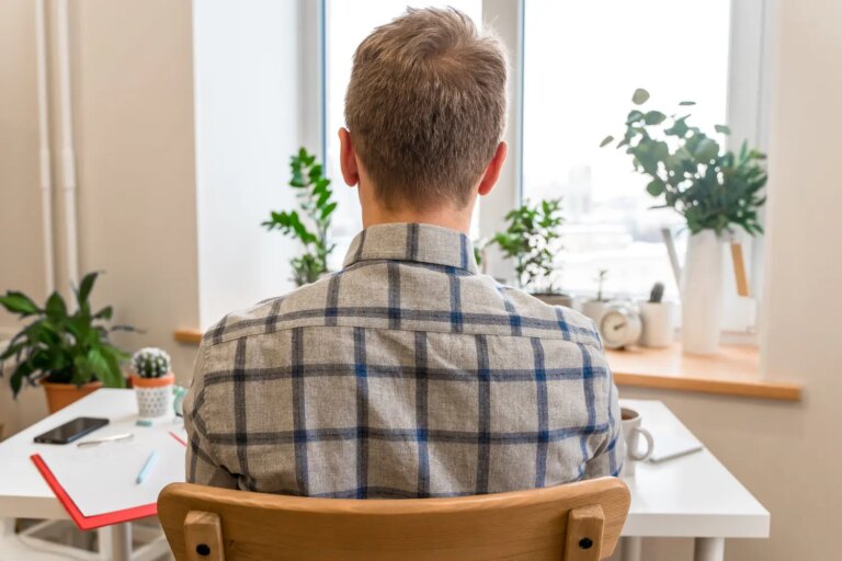Damien, 30 ans, reprend ses études pour atteindre un revenu de 6 000 € nets par mois.