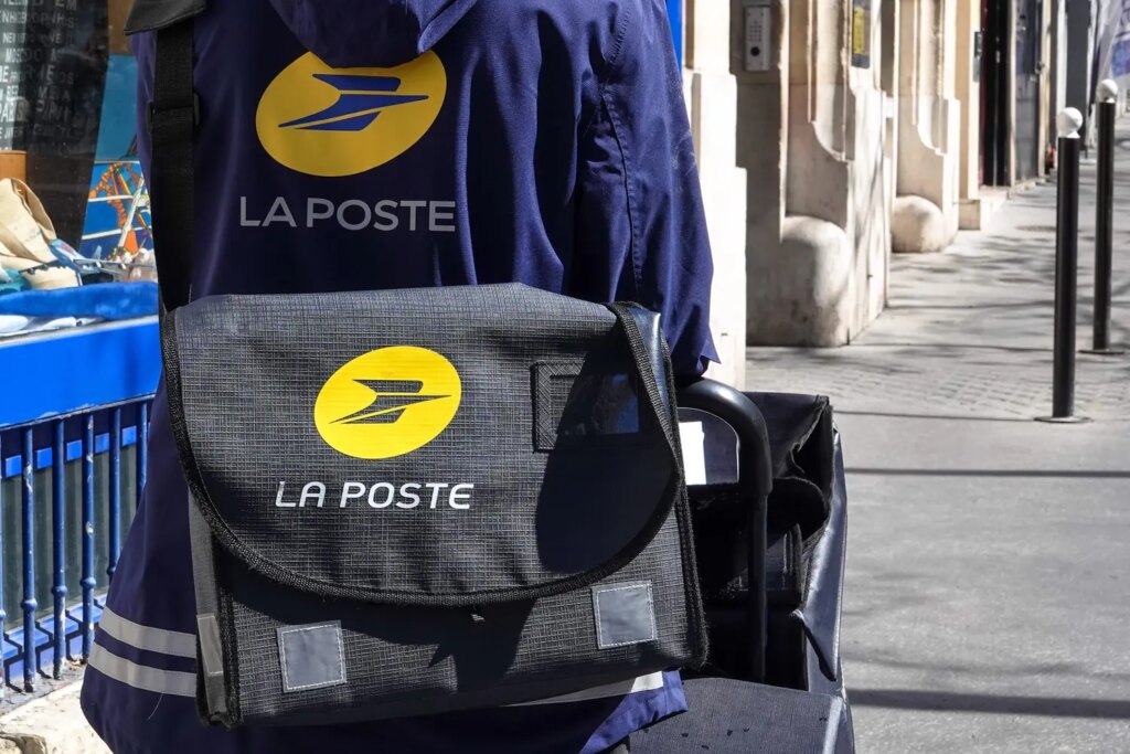 Licenciement d’un facteur pour refus de contrôle par son employeur après 17 ans de service