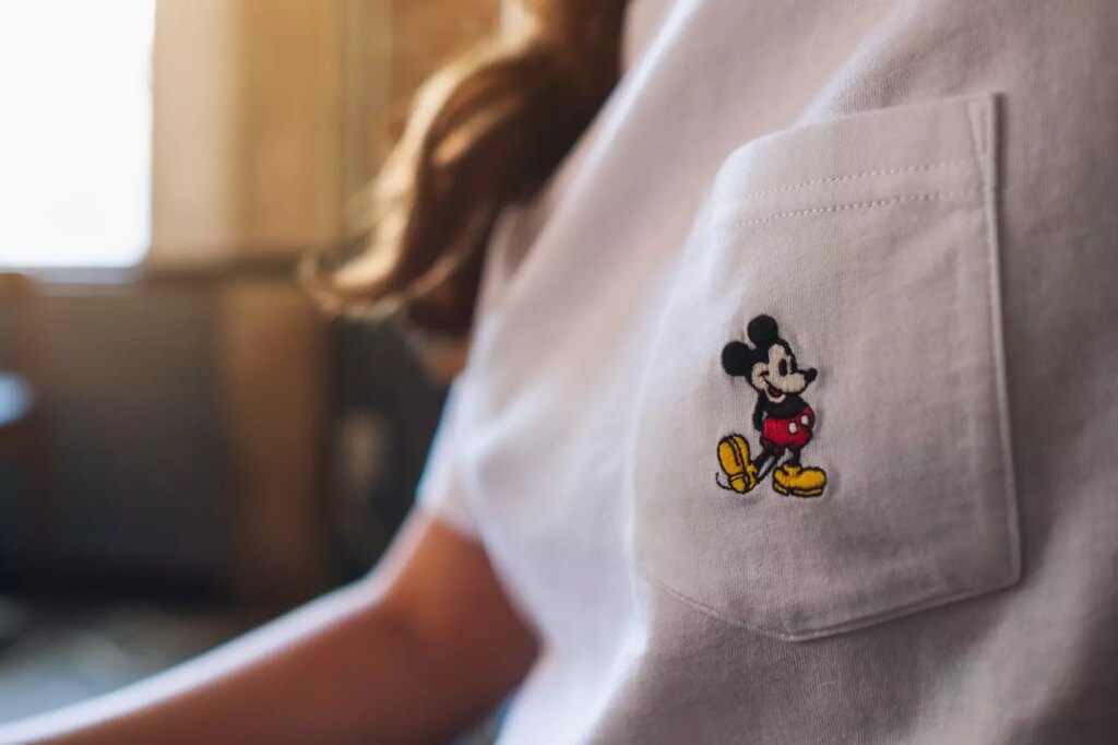 Recruteuse abandonne le pyjama Mickey, mais la réponse de la candidate pose problème.