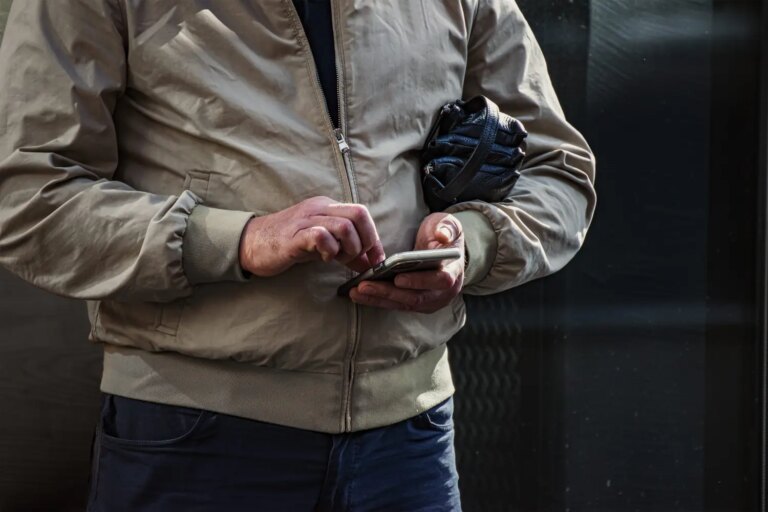 Licenciement par SMS d’un employé dans une villa de luxe entraîne la perte de 24 000 €