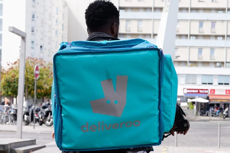 Un livreur Deliveroo à Paris déclare un chiffre d’affaires mensuel de 1 100 €