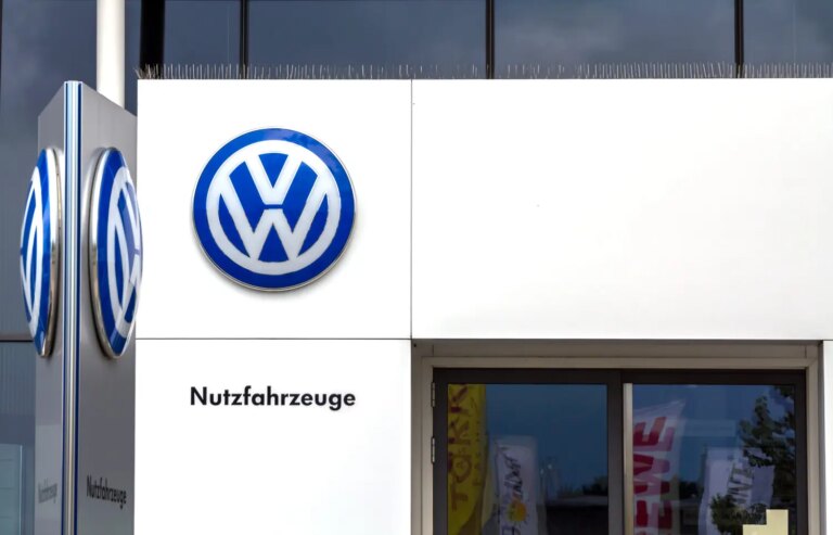 Volkswagen envisage de réduire 100 000 emplois en réponse à la crise du marché chinois.