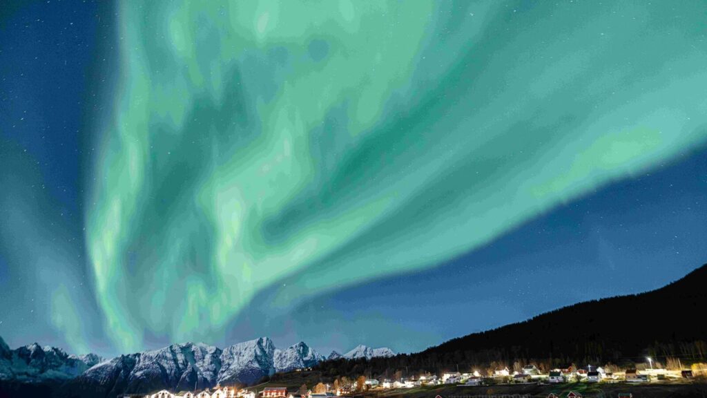 Tromsø, Norvège : Aurores boréales et orques attirent les croisiéristes en hiver.