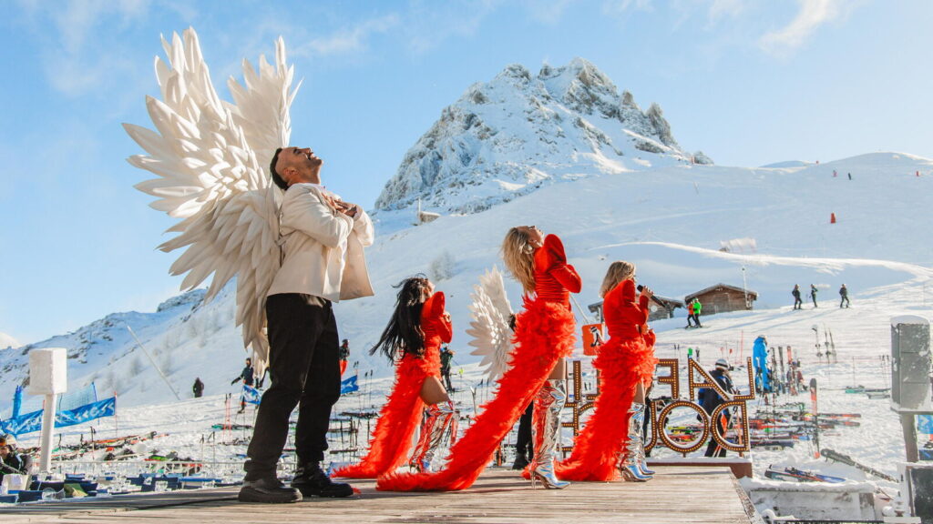 Les stations de ski en France diversifient leur offre avec des concerts et du clubbing.