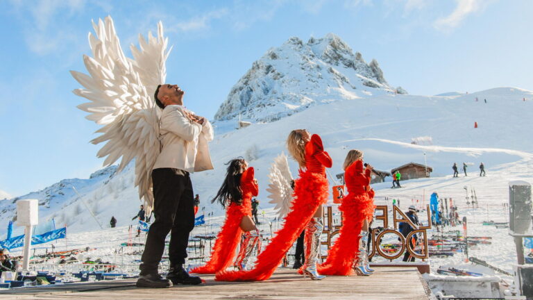 Les stations de ski en France diversifient leur offre avec des concerts et du clubbing.