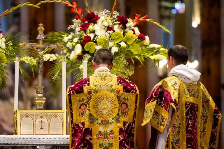 Fraternité Saint-Pie X : l’ordination d’évêques suscite des tensions au sein de l’Église.