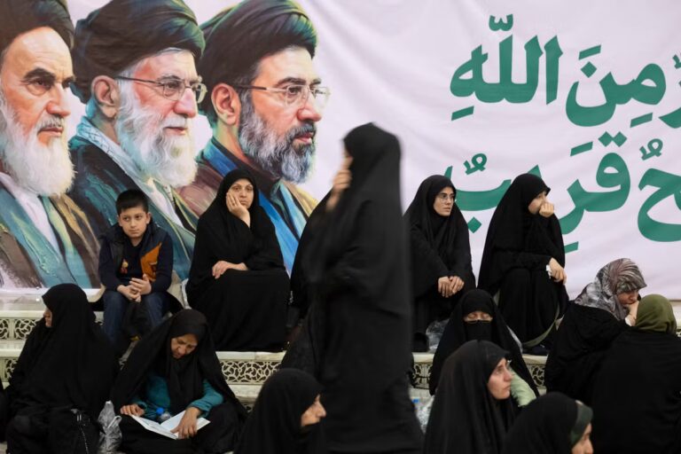 Iran : le régime persiste malgré les tensions internes et l’héritage de l’ère Trump.