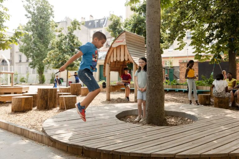 Oasis : l’ouverture des cours d’école comme refuge contre la canicule en France.