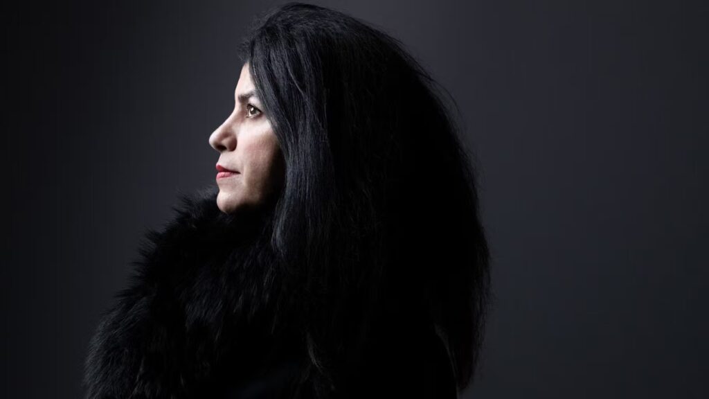 Le gouvernement français rend hommage à Marjane Satrapi lors d’une cérémonie officielle.